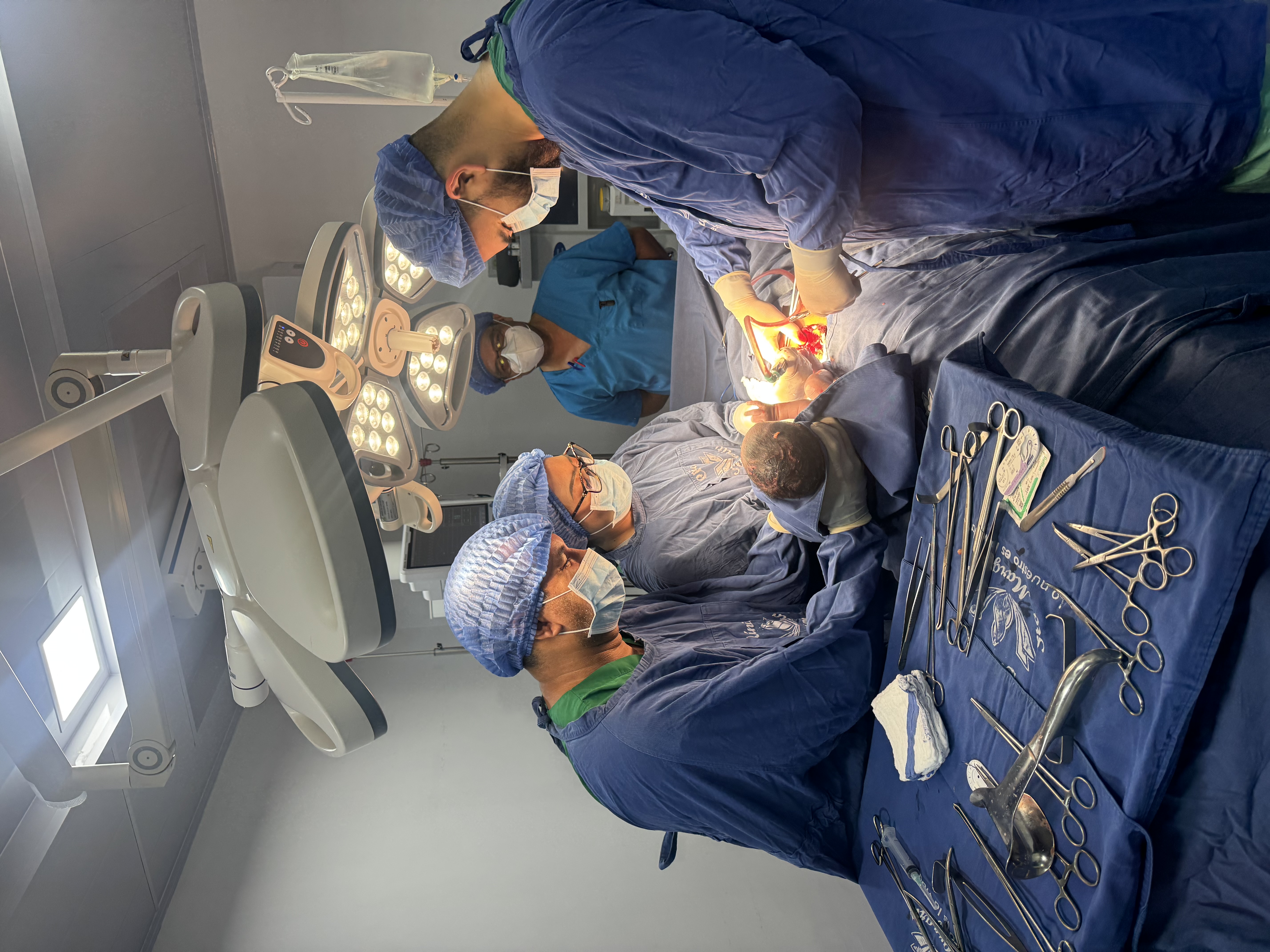Nacimiento por cesárea — equipo médico del Hospital Sta. Margarita